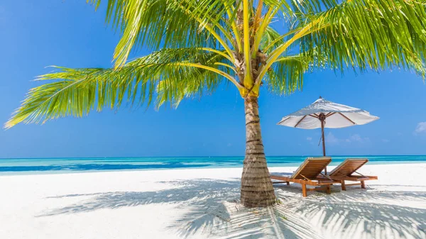 Mükemmel yaz plaj. Moody mavi gökyüzü ve mavi lagün. Lüks seyahat etmek yaz tatil arka plan kavramı.