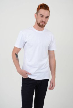  yakışıklı adam. Modern modeli. Yaratıcı kişi. Zarif görünüyor.