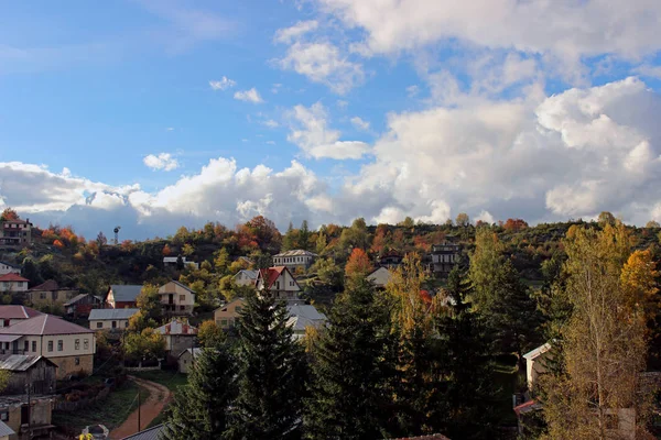 Mazedonisches altes traditionelles Dorf im Herbst — Stockfoto