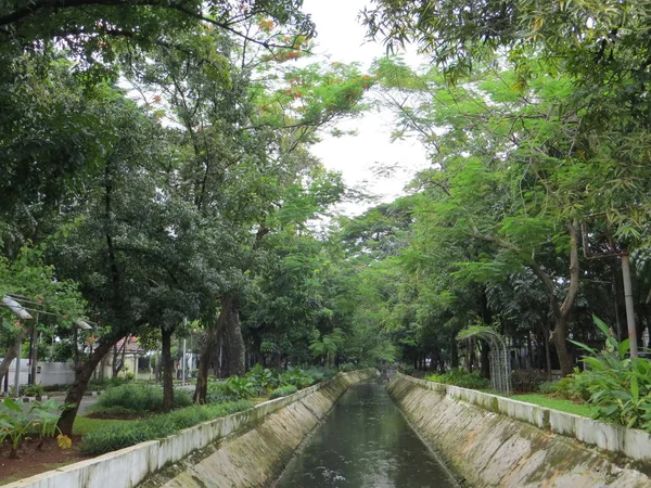 Un fiume a Jakarta . — Foto Stock