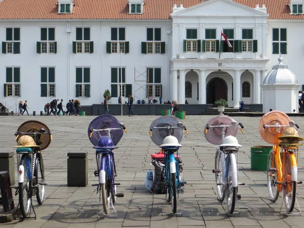 Kota Tua'daki Fatahillah Meydanı.
