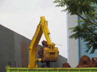 Bir Ekskavatör inşaat sitesinde.