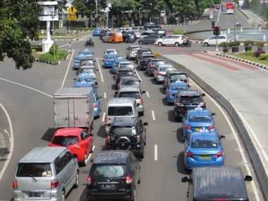 Jakarta sıkışık trafikte.