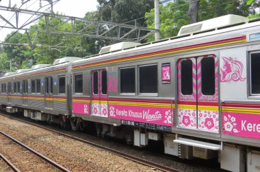 Jakarta şehir merkezinde tren