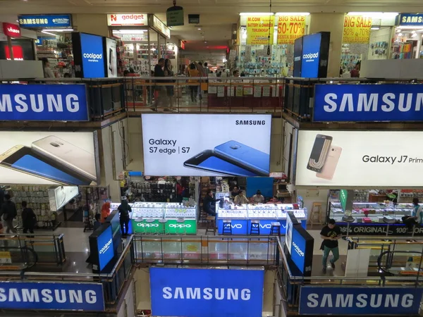 Mercado de Yakarta de teléfonos celulares . — Foto de Stock