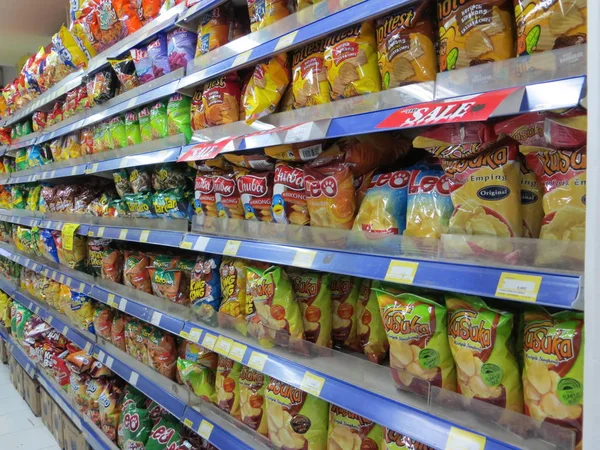 Bir süpermarkette Endonezya aperatifler.