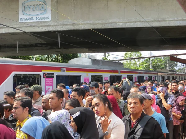 Jakarta passageiros do trem — Fotografia de Stock