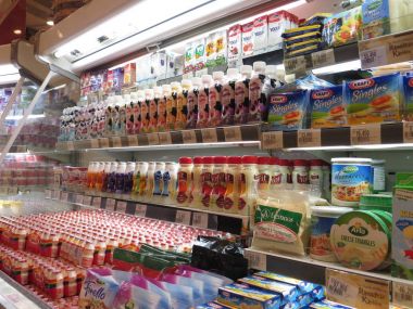 Bir süpermarkette süt ürünleri.