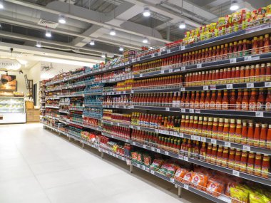 Bir süpermarkette lezzet ürünleri.