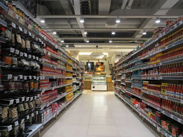 Bir süpermarkette lezzet ürünleri.