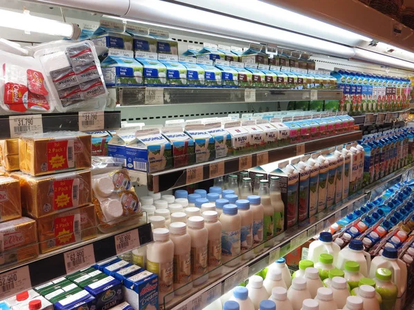 Productos lácteos en un supermercado . — Foto de Stock