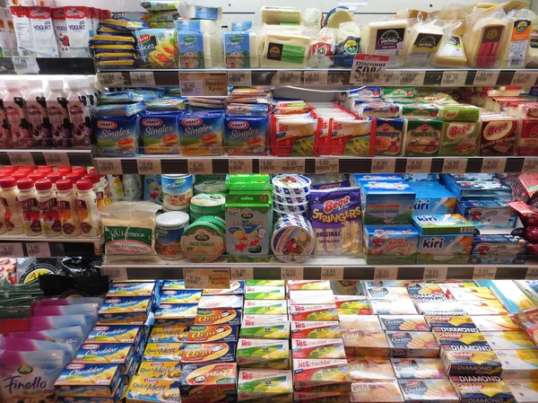 Tejtermékek egy szupermarketben. — Stock Fotó