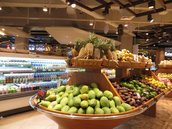 Świeże owoce w supermarkecie. — Zdjęcie stockowe