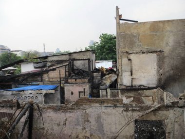 Jakarta, Endonezya - 3 Ekim 2017: yangında yanmış binalar.