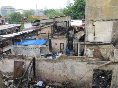 Jakarta, Endonezya - 3 Ekim 2017: yangında yanmış binalar.