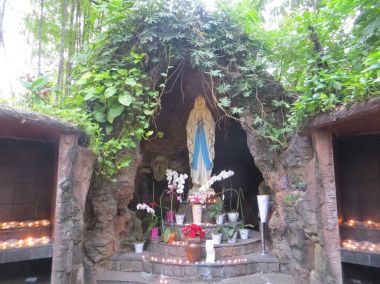 Jakarta, Endonezya - 12 Kasım 2017: Saint Mary'nin grotto Sancta Theresia Kilisesi.