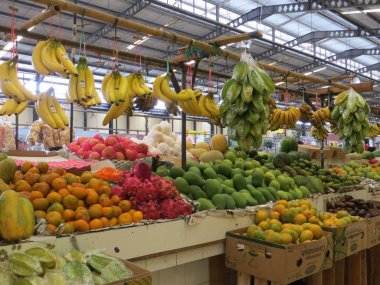 Serpong, Endonezya - 15 Ekim 2017: Pasar Delapan Alam Sutera'da çeşitli meyveler.