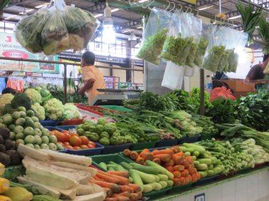 Serpong, Endonezya - 15 Ekim 2017: Pasar Delapan Alam Sutera'da çeşitli sebzeler.