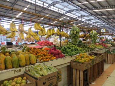 Serpong, Endonezya - 15 Ekim 2017: Pasar Delapan Alam Sutera'da çeşitli meyveler.