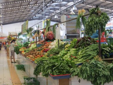 Serpong, Endonezya - 15 Ekim 2017: Pasar Delapan Alam Sutera'da çeşitli sebzeler.