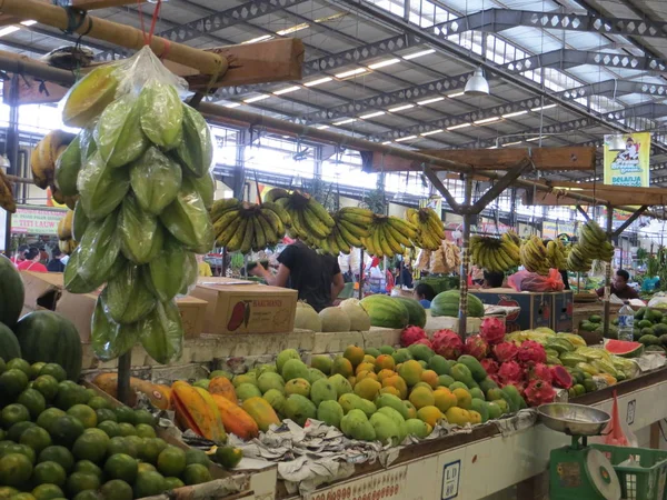 Serpong, Endonezya - 15 Ekim 2017: Pasar Delapan Alam Sutera'da çeşitli meyveler.