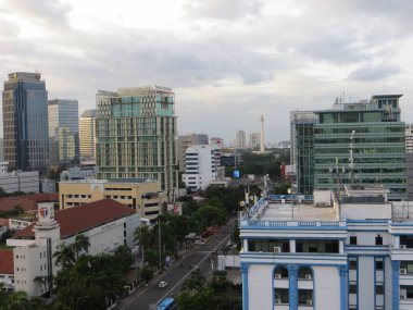 Jakarta, Endonezya - 2 Aralık 2017: Cityscape Menteng arka planda Monas Kulesi ile.