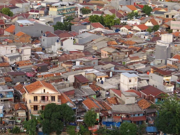 Jakarta, Endonezya - 2 Aralık 2017: Kalabalık Köyü Menteng bölgesinde.