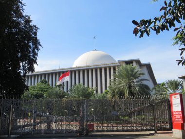 Jakarta, Endonezya - 3 Aralık 2017: İstiklâl Camii (Mescid İstiklâl), Güney Doğu Asya'daki en büyük Camisi.