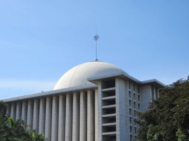 Jakarta, Endonezya - 3 Aralık 2017: İstiklâl Camii (Mescid İstiklâl), Güney Doğu Asya'daki en büyük Camisi.