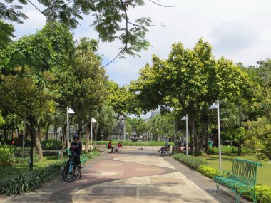 Jakarta, Endonezya - 3 Aralık 2017: Peyzaj Taman Menteng (Menteng Park).