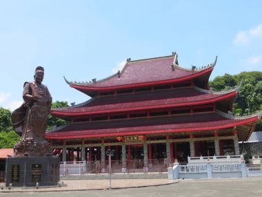 Semarang, Endonezya - 10 Şubat 2018: Amiral Zheng He Sam Poo Kong Tapınağı (Gedung Batu Tapınağı'nda heykeli).