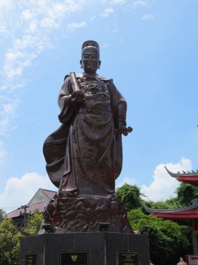 Semarang, Endonezya - 10 Şubat 2018: Amiral Zheng He Sam Poo Kong Tapınağı (Gedung Batu Tapınağı'nda heykeli).