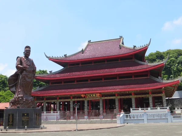 Semarang, Endonezya - 10 Şubat 2018: Amiral Zheng He Sam Poo Kong Tapınağı (Gedung Batu Tapınağı'nda heykeli).