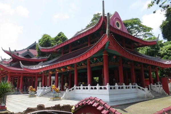 Semarang, Endonezya - 10 Şubat 2018: Sam kaka Kong Temple (Gedung Batu Tapınağı), orta Java en eski Çin tapınakta.