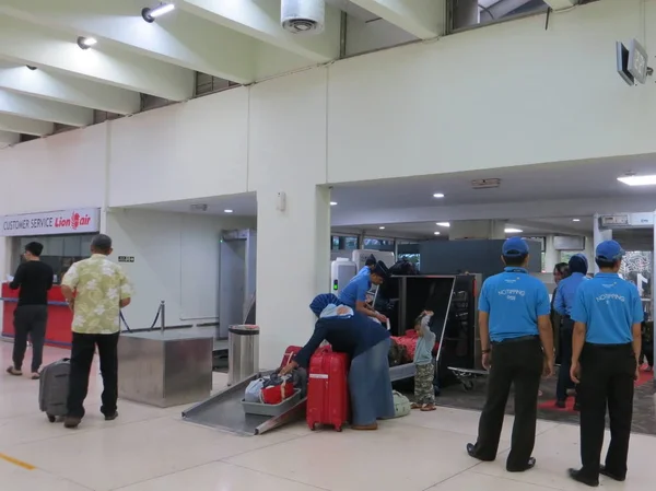 Jakarta Indonesia February 2018 Security Screening Gate Terminal Soekarno Hatta — Stock fotografie