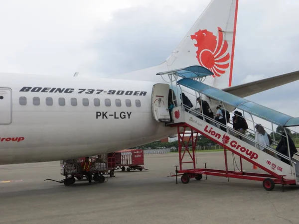 Jakarta Indonésia Fevereiro 2018 Passageiros Embarcam Uma Aeronave Aeroporto Soekarno — Fotografia de Stock