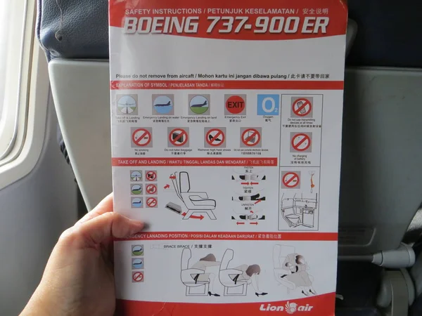 Jakarta, Endonezya - 8 Şubat 2018: Bir bellek kartı güvenlik talimatlarını Boeing 737 uçakları için.