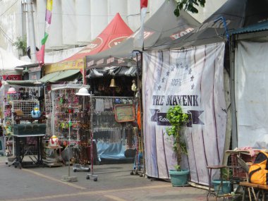 Semarang, Endonezya - 8 Şubat 2018: Pasar Klitikan Kota Lama'da antika eşya satan tezgahlar.