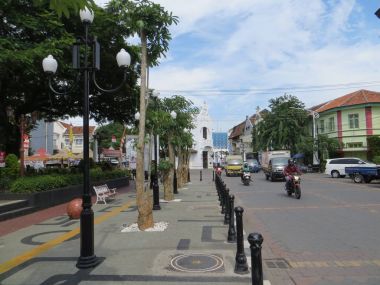 Semarang, Endonezya - 8 Şubat 2018: Kota Lama'da yaya kaldırımı.