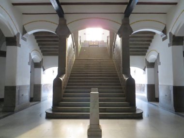 Semarang, Endonezya - 10 Şubat 2018: Merdivenler ve koridorlar Lawang Sewu içinde. 