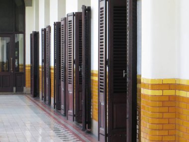 Semarang, Endonezya - 10 Şubat 2018: Dar Koridor Lawang Sewu ahşap kapı ile.