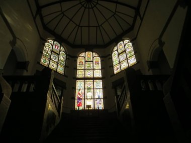 Semarang, Endonezya - 10 Şubat 2018: Lawang Sewu'da vitray pencereler.