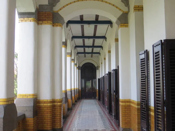 Semarang Indonezja Lutego 2018 Wąski Przedpokój Drzwi Drewniane Lawang Sewu — Zdjęcie stockowe