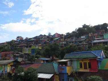Semarang, Endonezya-10 Şubat, 2018: Manggar Wangi Randusari at Kampung Pelangi (Rainbow Village), eski hayatında bir gecekondu olarak kabul edildi ama şimdi temiz, çekici ve canlı. 