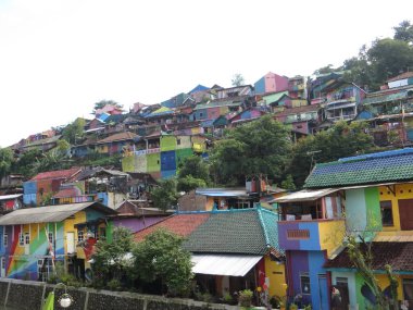 Semarang, Endonezya-10 Şubat, 2018: Manggar Wangi Randusari at Kampung Pelangi (Rainbow Village), eski hayatında bir gecekondu olarak kabul edildi ama şimdi temiz, çekici ve canlı. 