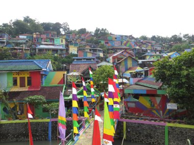 Semarang, Endonezya-10 Şubat, 2018: Manggar Wangi Randusari at Kampung Pelangi (Rainbow Village), eski hayatında bir gecekondu olarak kabul edildi ama şimdi temiz, çekici ve canlı. 