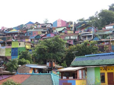 Semarang, Endonezya-10 Şubat, 2018: Manggar Wangi Randusari at Kampung Pelangi (Rainbow Village), eski hayatında bir gecekondu olarak kabul edildi ama şimdi temiz, çekici ve canlı. 