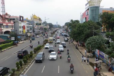 Depok, Endonezya - 10 Mart 2017: Jalan Margonda'da trafik sıkışık.