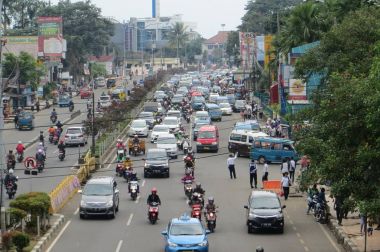 Depok, Endonezya - 10 Mart 2017: Jalan Margonda'da trafik sıkışık.