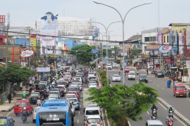 Depok, Endonezya - 10 Mart 2017: Jalan Margonda'da trafik sıkışık.